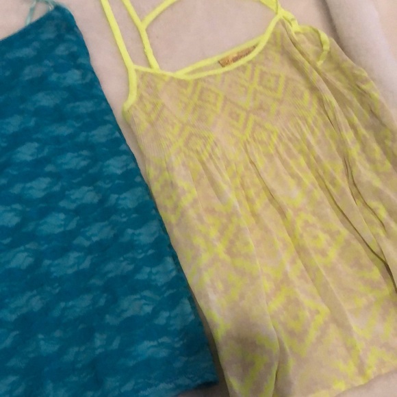 2 Tank tops - Picture 2 of 4